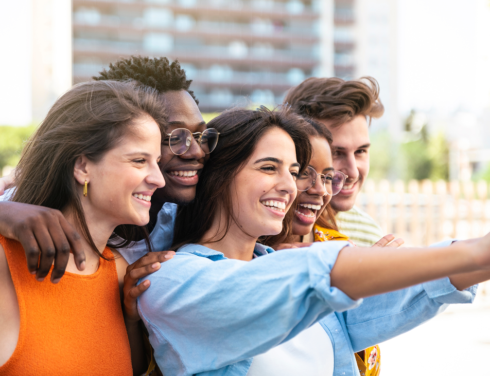 Gruppo di amici sorridenti