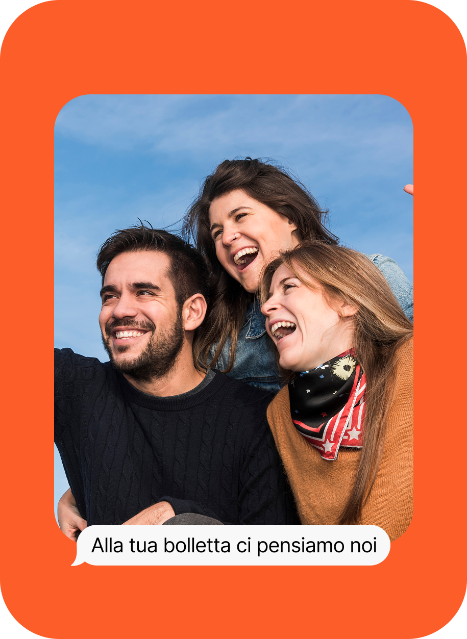 Tre giovani che ridono insieme all'aperto, con la scritta «Alla tua bolletta ci pensiamo noi»