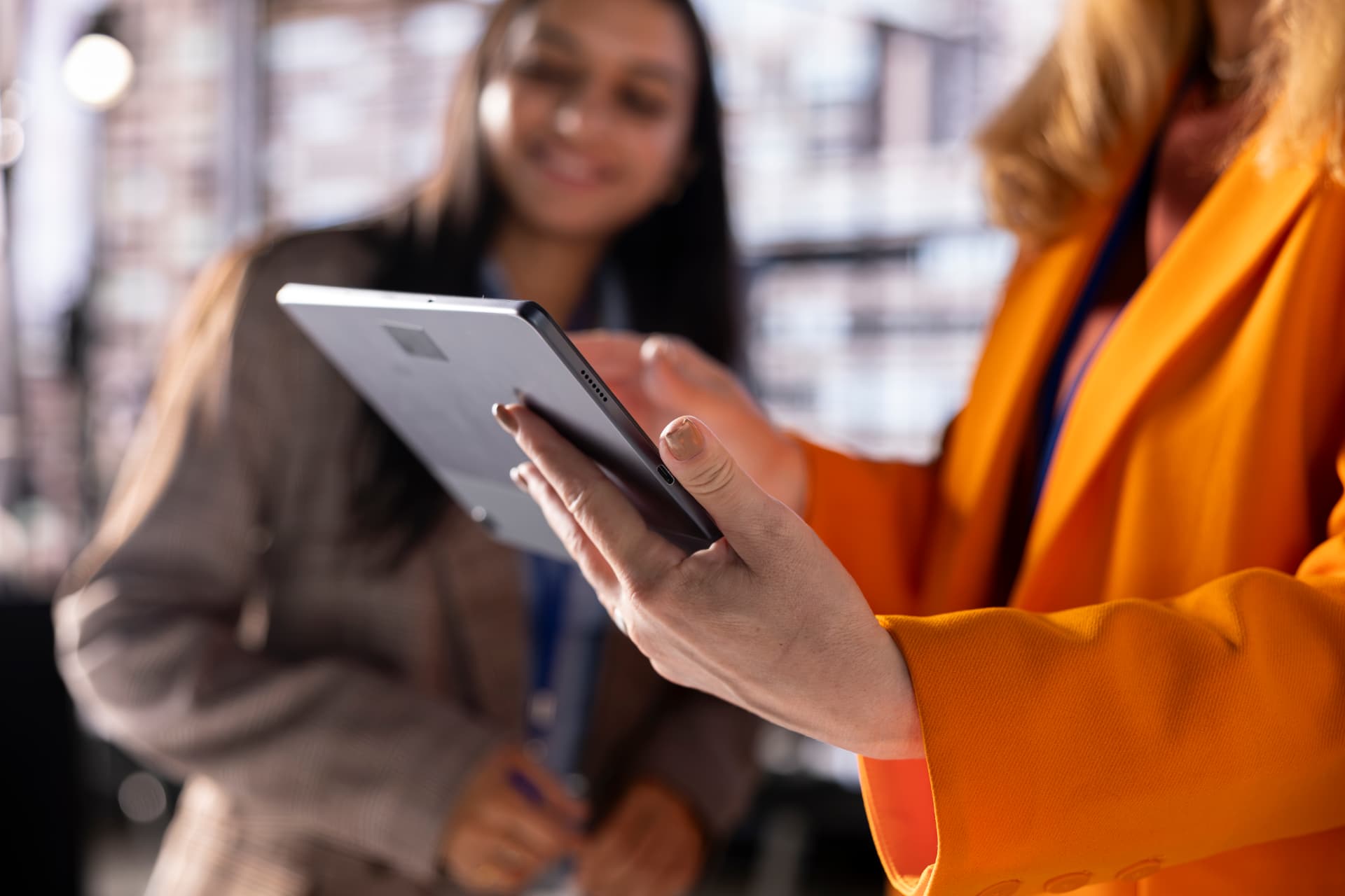 Consulente che mostra un tablet a una cliente in sede