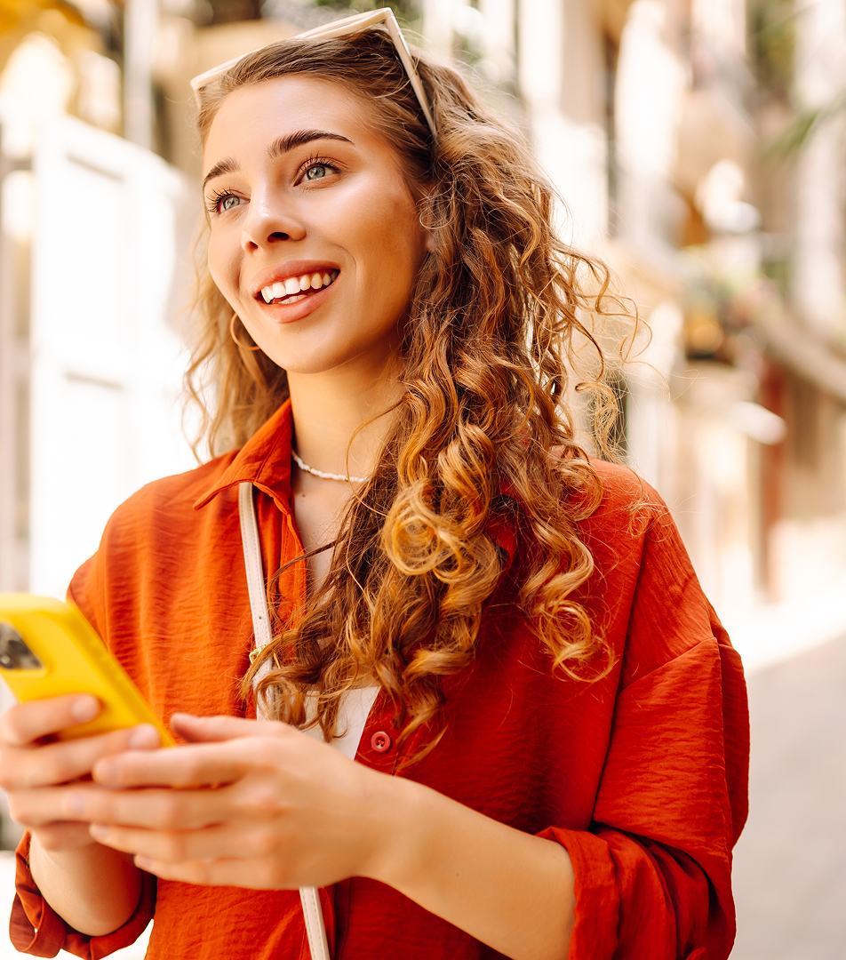 Cliente sorridente che riceve il messaggio del proprio consulente
