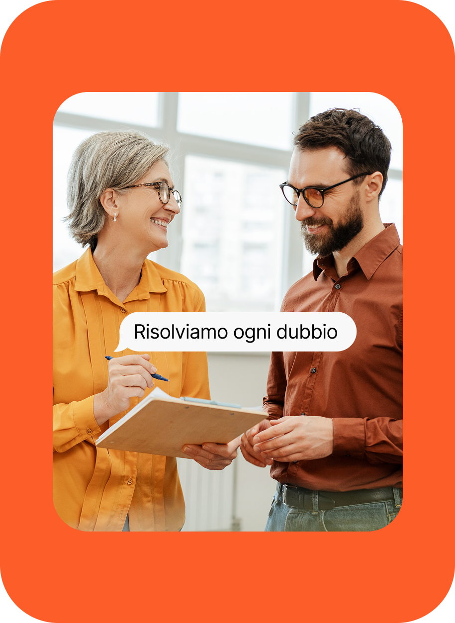 Una consulente sorridente con una cartellina parla con un cliente, con la scritta «Risolviamo ogni dubbio»