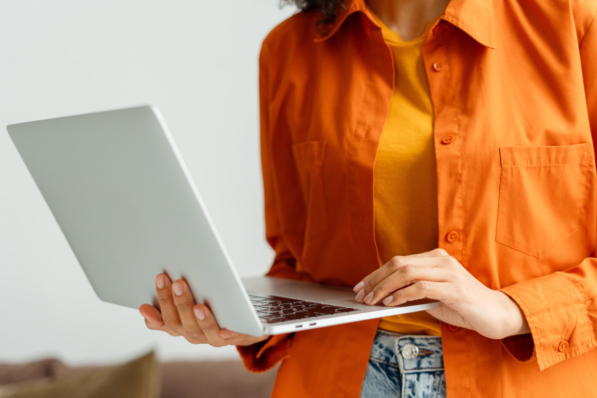 Mani e portatile di una libera professionista al lavoro
